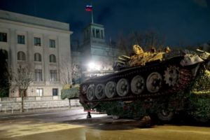 танк РФ перед посольством